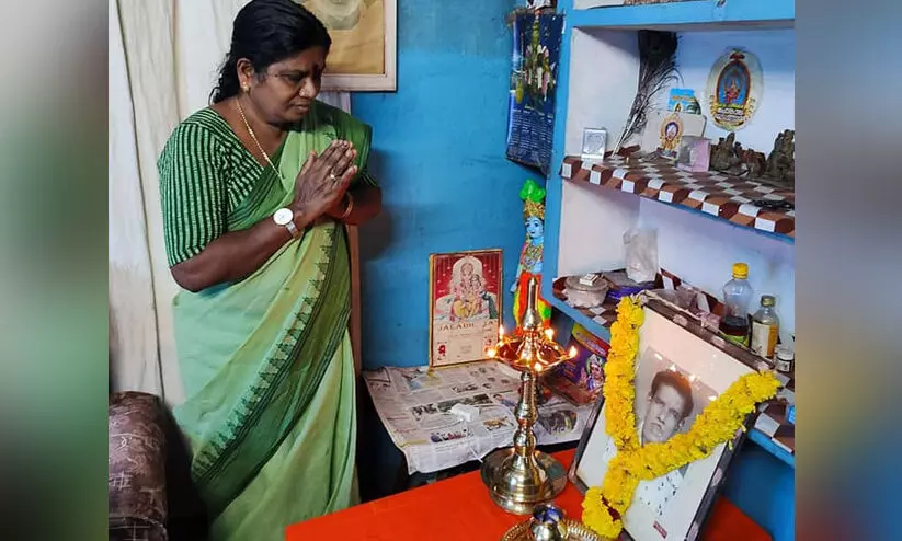 അമ്മയുടെ അനുഗ്രഹം വാങ്ങി, അച്ഛന്‍റെ ചിത്രത്തിൽ തൊഴുതു;​​​ സത്യപ്രതിജ്ഞാ വേദിയിലേക്ക്​ ചിഞ്ചുറാണി ​