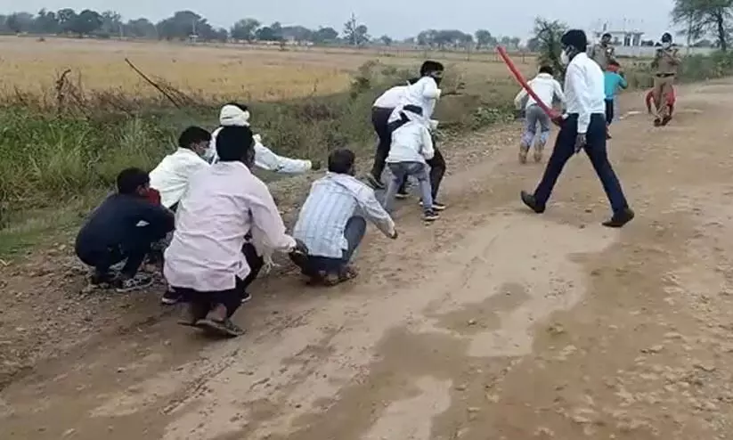 ലോക്ക്ഡൗണ് ലംഘിച്ച് വിവാഹം; പങ്കെടുത്തവരെക്കൊണ്ട് തവളച്ചാട്ടം ചെയ്യിച്ച് മധ്യപ്രദേശ് പൊലീസ് ലോക്ക്ഡൗണ് ലംഘിച്ച് വിവാഹം; പങ്കെടുത്തവരെക്കൊണ്ട് തവളച്ചാട്ടം ചെയ്യിച്ച് മധ്യപ്രദേശ് പൊലീസ്
