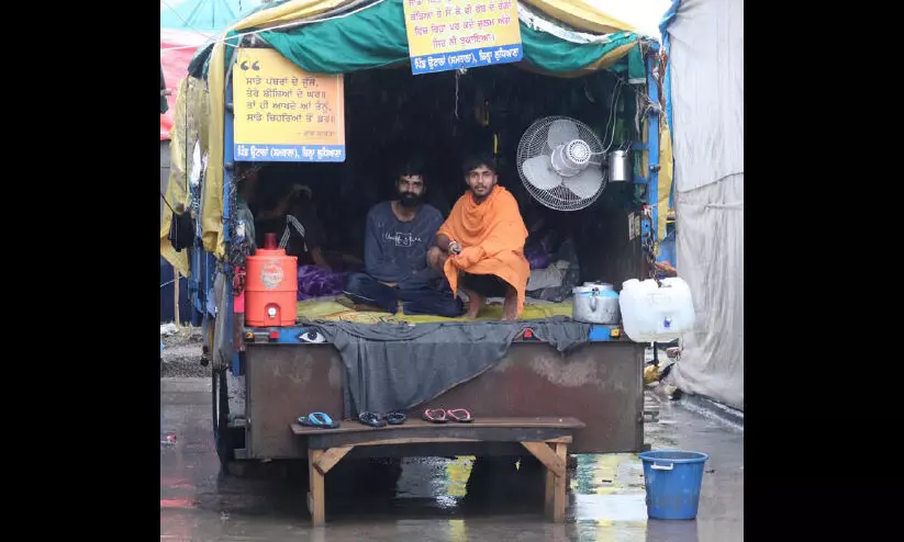 മഴയിലും സമരവീര്യം വിടാതെ കർഷകർ മഴയിലും സമരവീര്യം വിടാതെ കർഷകർ