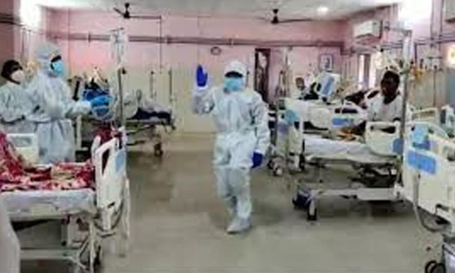 ഐ.സി.യുവിൽ നൃത്തവിരുന്നൊരുക്കി   ഡോക്​ടരും നഴ്​സുമടങ്ങുന്ന സംഘം; ആസ്വദിച്ച്​ കോവിഡ്​ രോഗികൾ