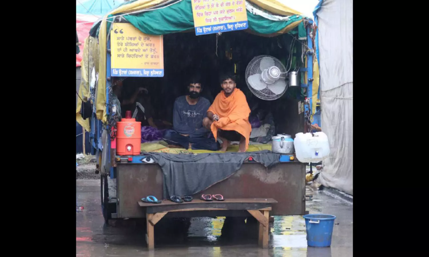 മഴയിലും സമരവീര്യം വിടാതെ കർഷകർ