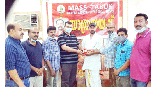 സു​രേ​ഷ് ഭാ​സ്ക​റി​ന് മാ​സ് ത​ബൂ​ക്ക് യാ​ത്ര​യ​യ​പ്പ് ന​ൽ​കി