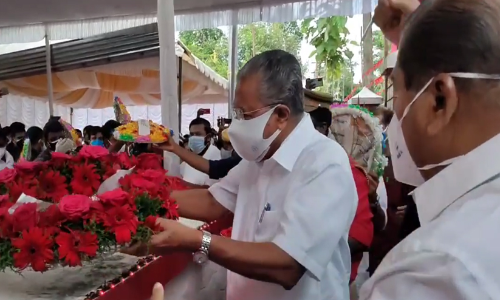 വയലാർ രക്​തസാക്ഷി മണ്ഡപത്തിൽ പുഷ്​പാർച്ചന നടത്തി മുഖ്യമ​ന്ത്രിയും നിയുക്​ത മന്ത്രിമാരും