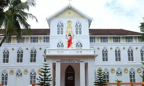 സത്യപ്രതിജ്ഞ ചടങ്ങ്​ ലളിതമായി നടത്തുന്നതാണ്​ കേരളമെന്ന​ മരണവീടിന്​ നല്ലതെന്ന്​​ എറണാകുളം-അങ്കമാലി അതിരൂപത