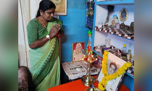 അമ്മയുടെ അനുഗ്രഹം വാങ്ങി, അച്ഛന്‍റെ ചിത്രത്തിൽ തൊഴുതു;​​​ സത്യപ്രതിജ്ഞാ വേദിയിലേക്ക്​ ചിഞ്ചുറാണി ​