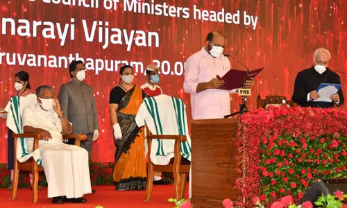 15 മന്ത്രിമാർ സഗൗരവത്തിൽ, അഞ്ചുപേർ ദൈവനാമത്തിൽ 15 മന്ത്രിമാർ സഗൗരവത്തിൽ, അഞ്ചുപേർ ദൈവനാമത്തിൽ