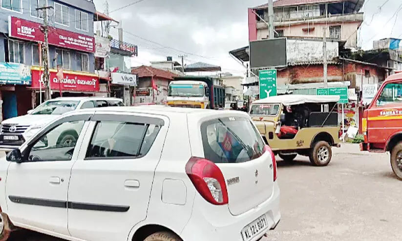 ലോ​ക്ഡൗ​ണി​ലും മേ​പ്പാ​ടി​യി​ൽ തി​ര​ക്ക്