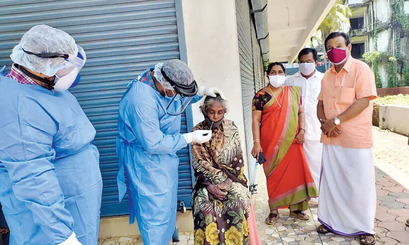 തെരുവോര താമസക്കാർക്ക് കോവിഡ് പരിശോധന തെരുവോര താമസക്കാർക്ക് കോവിഡ് പരിശോധന