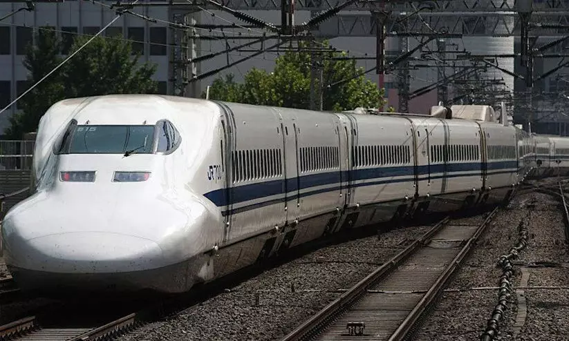 ​150 കി.മീ വേഗതയിൽ ഓടുന്ന ട്രെയിനിന്‍റെ കോക്​പിറ്റിൽനിന്ന്​ ഇറങ്ങിപ്പോയി ഡ്രൈവർ; എന്തിനെന്നറിഞ്ഞ്​ ഞെട്ടി അധികൃതർ