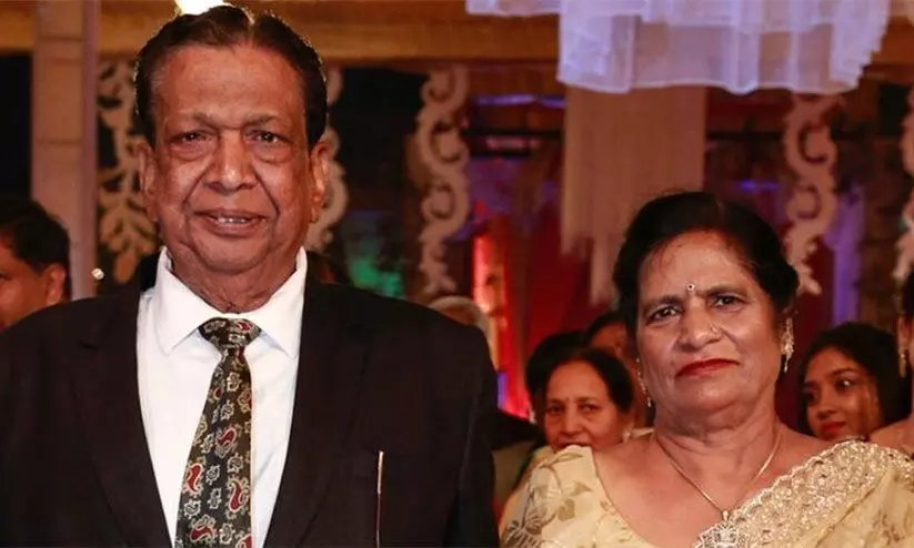 വേണ്ടത്ര പണമുണ്ട്​, ഐ.സി.യുവും കിട്ടി; പക്ഷേ, മാതാപിതാക്കളെ രക്ഷിക്കാൻ എനിക്കായില്ല