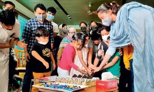 സത്യ​പ്രതിജ്ഞ​ ടി.വിയിൽ കണ്ടു; കേക്ക്​ മുറിച്ചാഘോഷിച്ച്​ അബ്​ദുറഹ്​മാ​െൻറ കുടുംബം