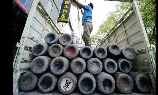 പിടിച്ചെടുത്ത ടാങ്കറുകൾ ഉപയോഗിച്ച് ഓക്സിജൻ എത്തിച്ചു തുടങ്ങി പിടിച്ചെടുത്ത ടാങ്കറുകൾ ഉപയോഗിച്ച് ഓക്സിജൻ എത്തിച്ചു തുടങ്ങി