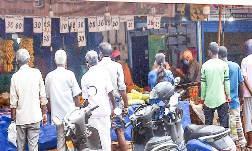 കടകൾ തുറക്കുന്നത് ഒന്നിടവിട്ട ദിവസം;  നിരത്തിൽ തിരക്കേറുന്നു