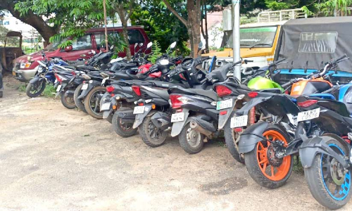 നെടുങ്കണ്ടത്ത്​ വാഹനത്തിരക്ക്​; കടുത്ത നടപടിയുമായി പൊലീസ്