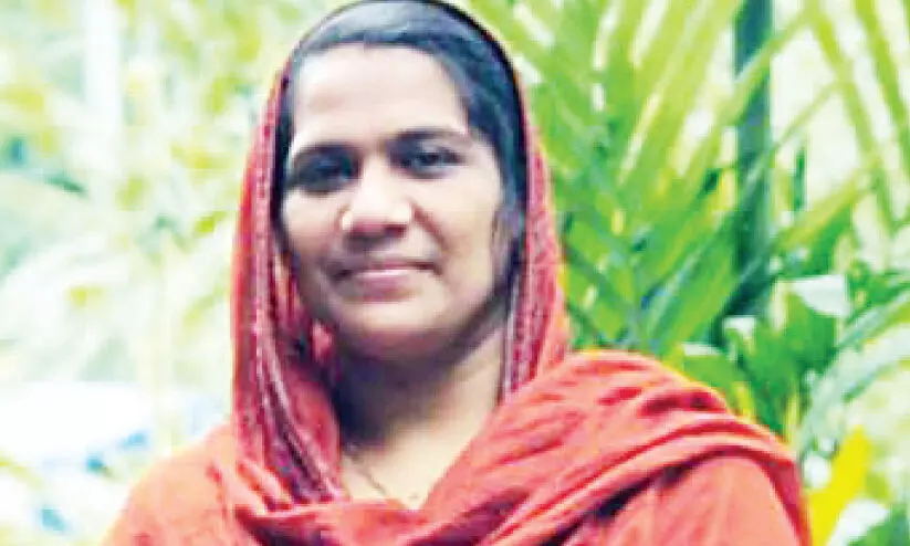 ആംബുലൻസി​​െൻറ വളയം പിടിച്ച് വനിത പഞ്ചായത്ത് മെംബർ