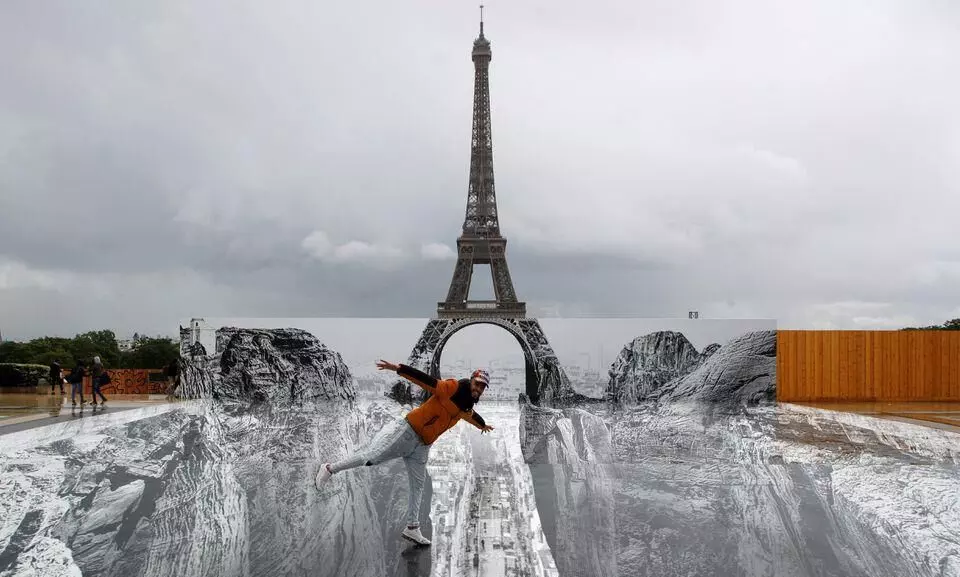 optical illusion  Eiffel Tower