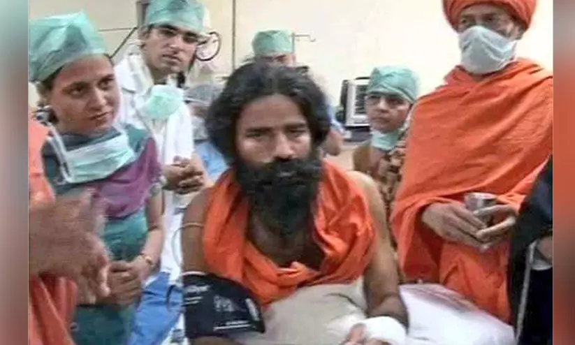 അലോപ്പതി മണ്ടത്തരം, മരുന്ന്​ കഴിച്ച്​ മരിച്ചത്​ ലക്ഷക്കണക്കിന് കോവിഡ്​ രോഗികൾ​ -ബാബാ രാംദേവ്​; തുറങ്കിലടക്കണമെന്ന്​ ഐ.എം.എ