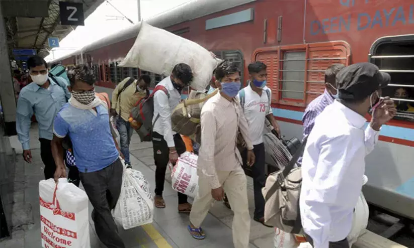 രണ്ടാം കോവിഡ്​ തരംഗം; ലോക്​ ഡൗണിൽ ഡൽഹി വിട്ടത്​ എട്ട്​ ലക്ഷം അന്തർസംസ്​ഥാന തൊഴിലാളികൾ
