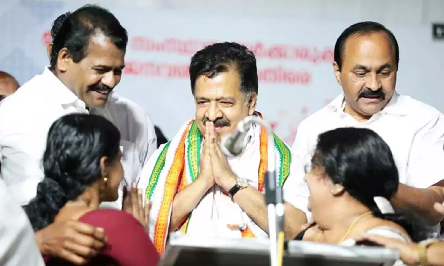 ര​മേ​ശ് ചെ​ന്നി​ത്ത​ല​യെ മാ​റ്റി​യ രീ​തി​യി​ൽ;​ ​െഎ ഗ്രൂപ്പിന്​ അമർഷം