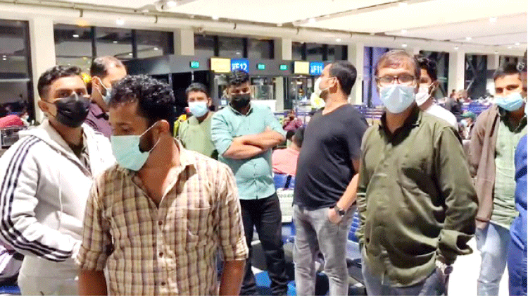 വിമാനം വൈകി; മലയാളി യാത്രക്കാർക്ക് 30 മണിക്കൂർ ദുരിതം വിമാനം വൈകി; മലയാളി യാത്രക്കാർക്ക് 30 മണിക്കൂർ ദുരിതം