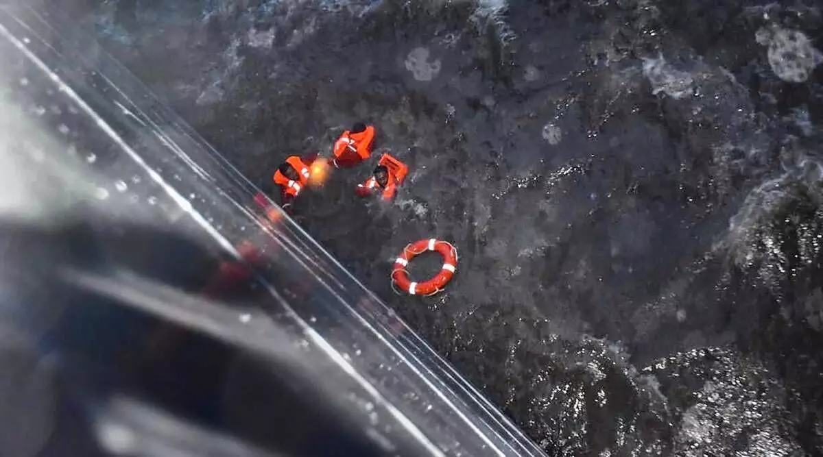 ജീവിതത്തിനും മരണത്തിനുമിടക്ക് നടുകടലിൽ ഒമ്പത് മണിക്കുർ; ഒാരോരുത്തരായി മരണത്തിലേക്ക് താഴുന്നത് കണ്ട ഞെട്ടൽ മാറാതെ അനിൽ ജീവിതത്തിനും മരണത്തിനുമിടക്ക് നടുകടലിൽ ഒമ്പത് മണിക്കുർ; ഒാരോരുത്തരായി മരണത്തിലേക്ക് താഴുന്നത് കണ്ട ഞെട്ടൽ മാറാതെ അനിൽ