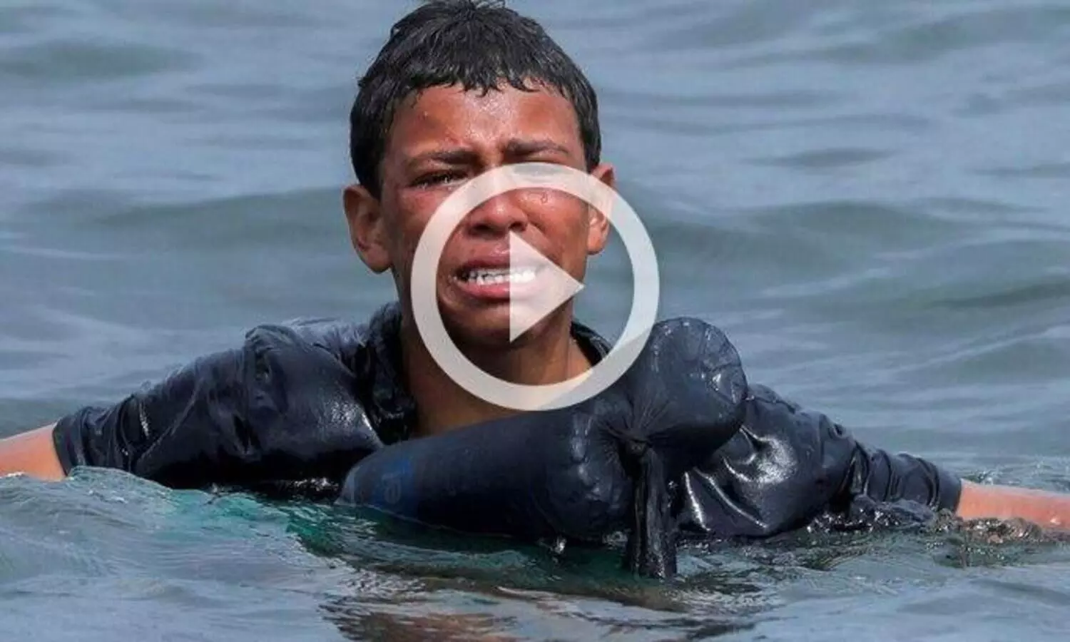 തിരിച്ചയക്കുന്നതിലും നല്ലത്​ മരണമാണ്​; പ്ലാസ്​റ്റിക്​ ബോട്ടിലുകൾ ചങ്ങാടമാക്കി സ്​പെയിനി​േലക്ക്​ നീന്തി കടന്ന ​മൊറോക്കൻ ബാല​െൻറ രോദനം -​ൈവറലായി വിഡിയോ