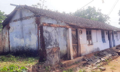 കോവിഡ് ഭീതിയും കാലവർഷവും; ദുരിതത്തിലായി പാടികളിലെ തൊഴിലാളികൾ