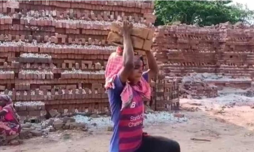 വനിതാ ഫുട്ബോള്‍ താരം സംഗീത സോറന്‍  ജീവിക്കാനായി ഇഷ്ടിക ചൂളയിലാണ്