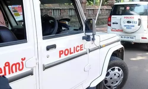 താലൂക് ഓഫീസ് ജീവനക്കാരിയെ യാത്രയാക്കാനെത്തിയ ഭർത്താവിനെ പൊലീസ് മർദ്ദിച്ചതായി പരാതി താലൂക് ഓഫീസ് ജീവനക്കാരിയെ യാത്രയാക്കാനെത്തിയ ഭർത്താവിനെ പൊലീസ് മർദ്ദിച്ചതായി പരാതി