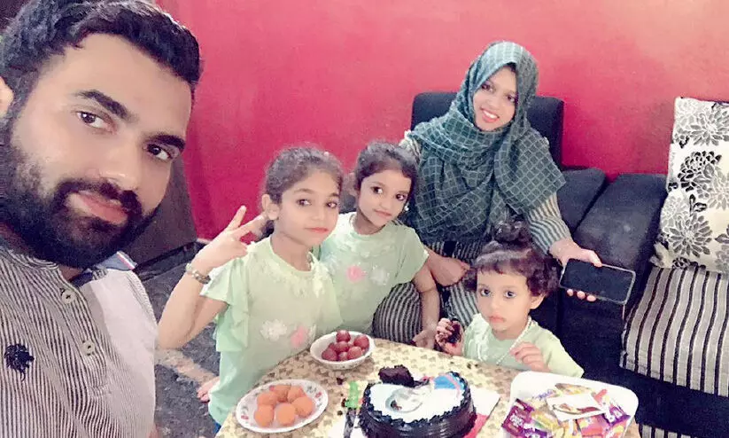 മന്ത്രിയായി പപ്പ; അരികിലെത്താനായില്ലെങ്കിലും ആഹ്ലാദനിറവിൽ മകളും കുടുംബവും മന്ത്രിയായി പപ്പ; അരികിലെത്താനായില്ലെങ്കിലും ആഹ്ലാദനിറവിൽ മകളും കുടുംബവും