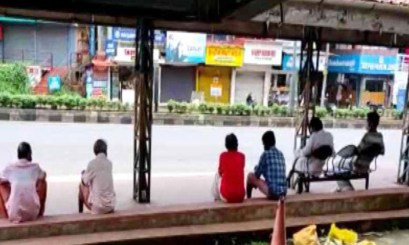 ഇവിടെയുണ്ട്; അഭയം ലഭിക്കാതെ ചിലർ ഇവിടെയുണ്ട്; അഭയം ലഭിക്കാതെ ചിലർ