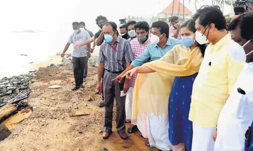 ശംഖുംമുഖത്തെ തീരമിടിച്ചിൽ; അടിയന്തര പരിഹാരമുണ്ടാക്കുമെന്ന് മന്ത്രി