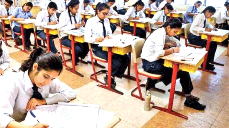 സി.ബി.എസ്.ഇ: തീരുമാനം വൈകുന്നു, രക്ഷിതാക്കളും ആശങ്കയിൽ സി.ബി.എസ്.ഇ: തീരുമാനം വൈകുന്നു, രക്ഷിതാക്കളും ആശങ്കയിൽ