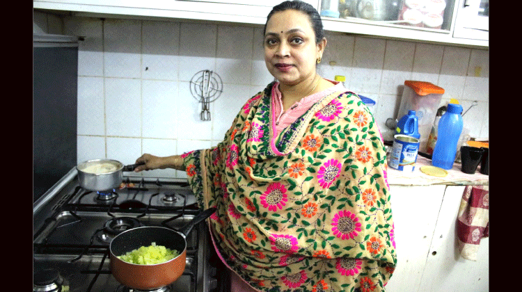 അരങ്ങിൽനിന്ന് അടുക്കളയിലേക്ക് ബിന്ദു എന്ന കലാകാരി അരങ്ങിൽനിന്ന് അടുക്കളയിലേക്ക് ബിന്ദു എന്ന കലാകാരി