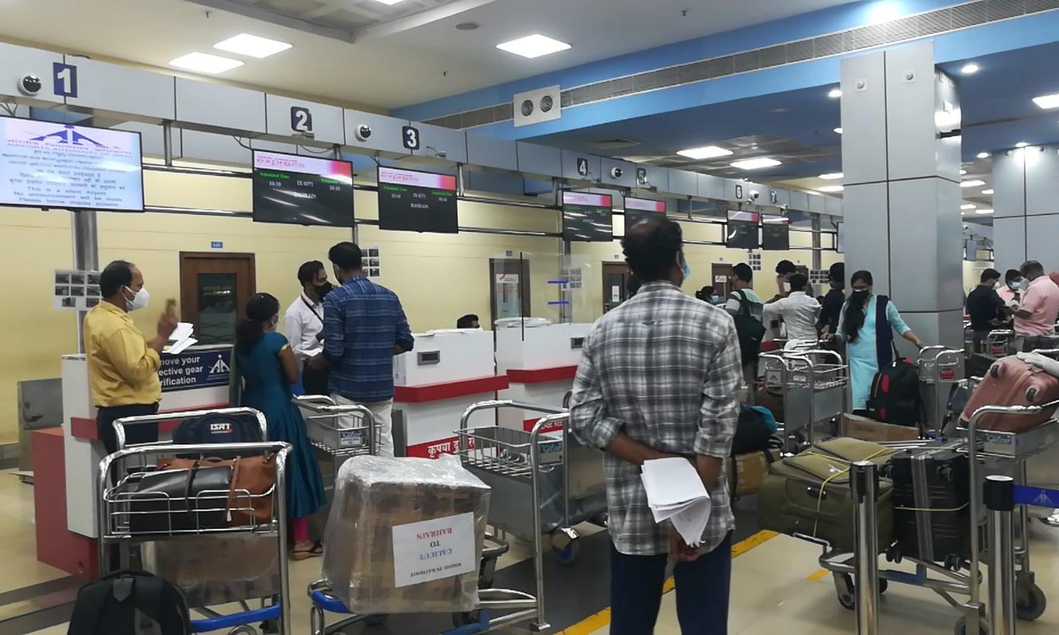 ബഹ്റൈനിലേക്ക് യാത്രാ നിയന്ത്രണം കർശനം: സ്വന്തം പേരിൽ താമസ രേഖയില്ലാത്തവരുടെ യാത്ര മുടങ്ങി ബഹ്റൈനിലേക്ക് യാത്രാ നിയന്ത്രണം കർശനം: സ്വന്തം പേരിൽ താമസ രേഖയില്ലാത്തവരുടെ യാത്ര മുടങ്ങി