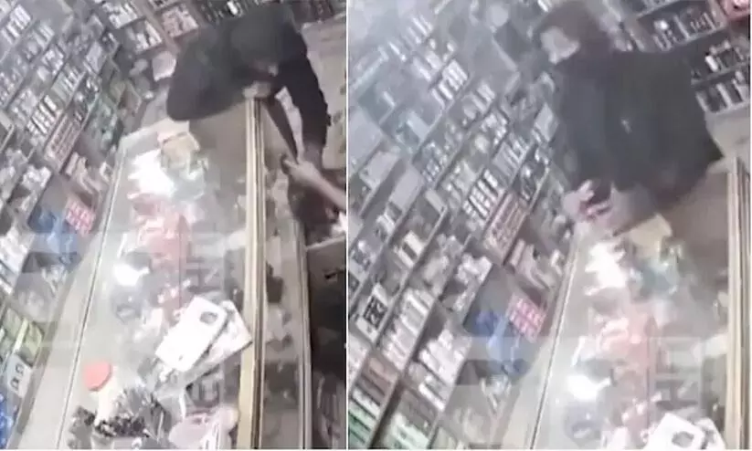 പാകിസ്താനിലെ നന്മയുള്ളൊരു കൊള്ളക്കാരനെ കാണാം-10,20ന്റെ നോട്ടുകളൊക്കെ കടയുടമക്ക് തിരികെ നൽകി; ഇനി വരില്ലെന്ന് വാക്കും കൊടുത്തു പാകിസ്താനിലെ നന്മയുള്ളൊരു കൊള്ളക്കാരനെ കാണാം-10,20ന്റെ നോട്ടുകളൊക്കെ കടയുടമക്ക് തിരികെ നൽകി; ഇനി വരില്ലെന്ന് വാക്കും കൊടുത്തു