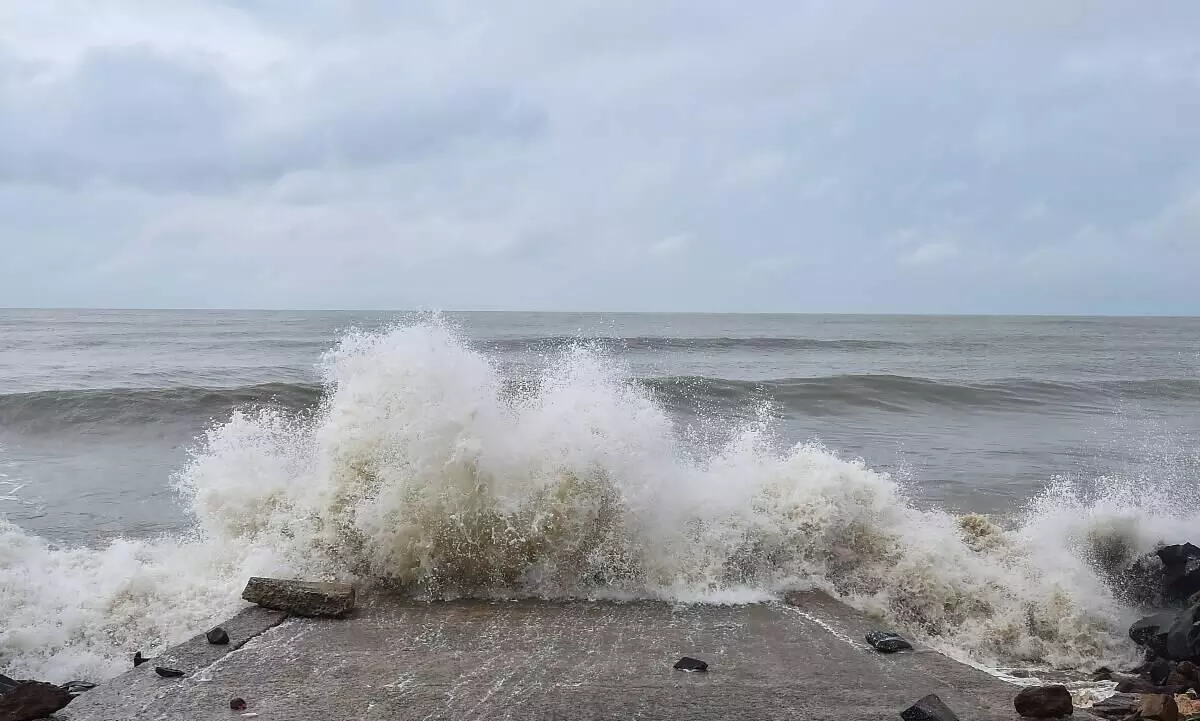 തീരത്തോടടുത്ത് യാസ്; ബംഗാളിലും ഒഡിഷയിലും ജനങ്ങളെ മാറ്റിപ്പാർപ്പിച്ചു തീരത്തോടടുത്ത് യാസ്; ബംഗാളിലും ഒഡിഷയിലും ജനങ്ങളെ മാറ്റിപ്പാർപ്പിച്ചു