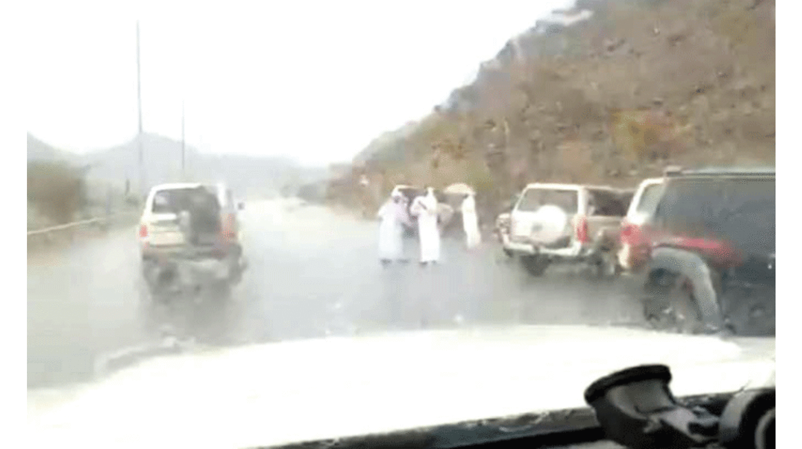 ഒരുവശത്ത്​ കനത്ത മഴ; മറുവശത്ത്​ കൊടുംചൂട്​