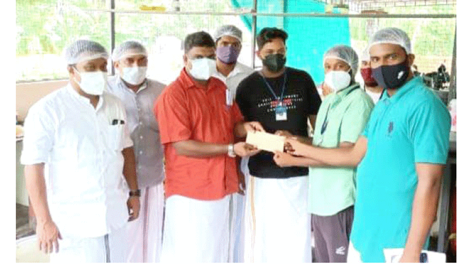 പാ​ണ്ടി​ക്കാ​ട്​ ഒ.​ഐ.​സി.​സി ധ​ന​സ​ഹാ​യം കൈ​മാ​റി