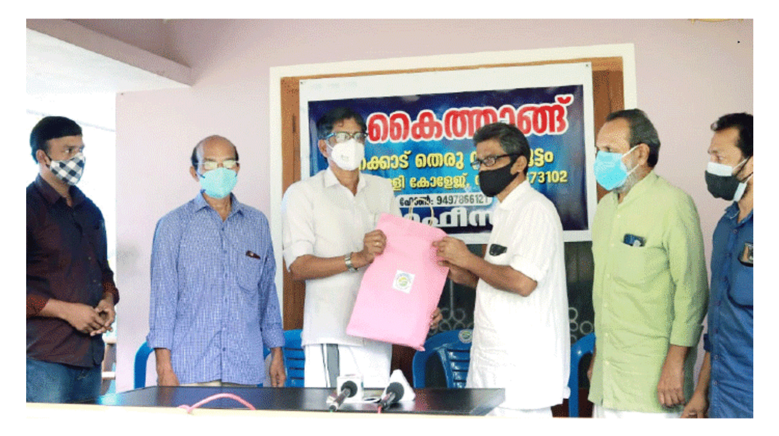 കൈ​ത്താ​ങ്ങ്  കോ​വി​ഡ് സു​ര​ക്ഷാ കി​റ്റു​ക​ൾ വി​ത​ര​ണം ചെ​യ്​​തു