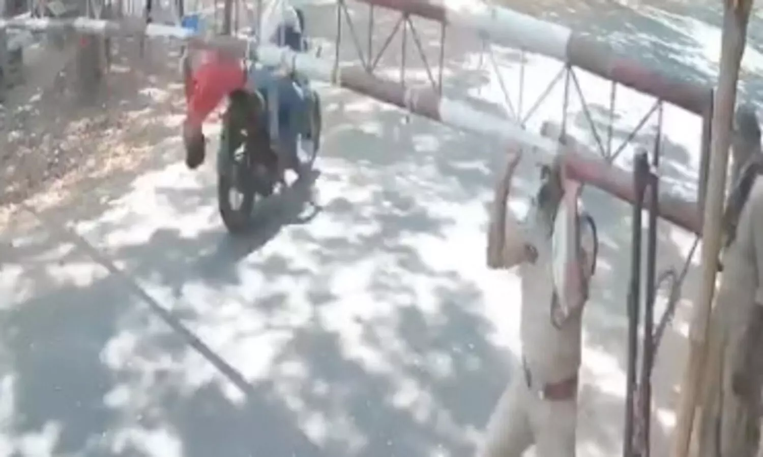 ഫോറസ്റ്റ് ചെക്ക്പോസ്റ്റിൽ നിർത്തിയില്ല, പുറകിലിരുന്ന ബൈക്ക് യാത്രികൻ ക്രോസ്ബാറിൽ തലയിടിച്ചു മരിച്ചു -വിഡിയോ