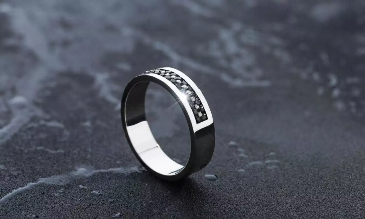 ജനനേന്ദ്രിയത്തിൽ കുരുങ്ങിയ മോതിരം സാഹസികമായി മുറിച്ചെടുത്തു