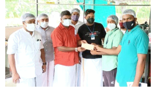 പാ​ണ്ടി​ക്കാ​ട്​ ഒ.​ഐ.​സി.​സി ധ​ന​സ​ഹാ​യം കൈ​മാ​റി