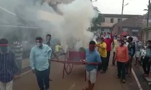 കോവിഡിനെ പുകച്ചുപുറത്താക്കാൻ ഹോമം നടത്തി ബി.ജെ.പി എം.എൽ.എ; ഹോമകുണ്ഡം ട്രോളിയിലാക്കി നഗരപ്രദക്ഷിണവും നടത്തി കോവിഡിനെ പുകച്ചുപുറത്താക്കാൻ ഹോമം നടത്തി ബി.ജെ.പി എം.എൽ.എ; ഹോമകുണ്ഡം ട്രോളിയിലാക്കി നഗരപ്രദക്ഷിണവും നടത്തി