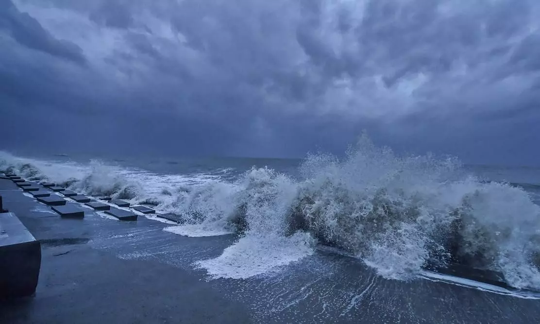 അതീതീവ്രതയോടെ യാസ് ഒഡിഡ തീരത്തേക്ക്; ഭീതിയിൽ ഒഡിഷയും ബംഗാളും അതീതീവ്രതയോടെ യാസ് ഒഡിഡ തീരത്തേക്ക്; ഭീതിയിൽ ഒഡിഷയും ബംഗാളും