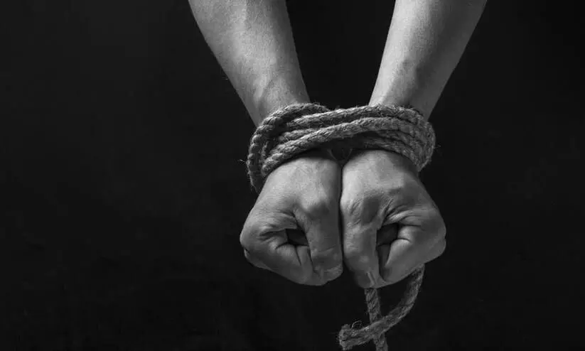 മൂന്നുലക്ഷം ആവശ്യപ്പെട്ട് സഹോദരനെ ആരോ ബന്ദിയാക്കിയെന്ന് യുവതിയുടെ പരാതി; പ്രതിയെ കണ്ട് ഞെട്ടി പൊലീസ് മൂന്നുലക്ഷം ആവശ്യപ്പെട്ട് സഹോദരനെ ആരോ ബന്ദിയാക്കിയെന്ന് യുവതിയുടെ പരാതി; പ്രതിയെ കണ്ട് ഞെട്ടി പൊലീസ്