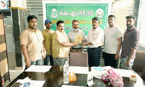 ഹാ​രി​സ് മാ​സ്​​റ്റ​ർ​ക്ക് നാ​ദാ​പു​രം കെ.​എം.​സി.​സി യാ​ത്ര​യ​യ​പ്പ് ന​ൽ​കി