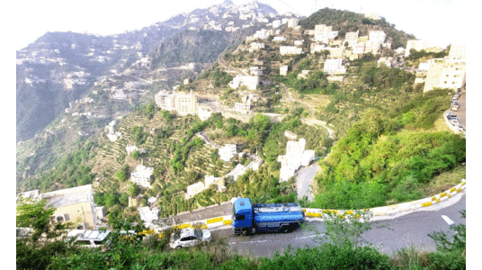സൗദിയിലെ ഉയരംകൂടിയ പര്‍വതങ്ങളിലൊന്ന്​;  ജീസാനിലെ ഫിഫ മലയിലേക്ക് സന്ദര്‍ശക പ്രവാഹം