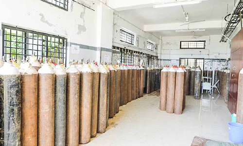 800 വ​ലി​യ ഓ​ക്സി​ജ​ന്‍ സി​ലി​ണ്ട​റു​ക​ളു​ടെ ശേ​ഖ​രം