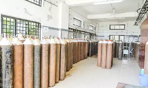 800 വ​ലി​യ ഓ​ക്സി​ജ​ന്‍ സി​ലി​ണ്ട​റു​ക​ളു​ടെ ശേ​ഖ​രം